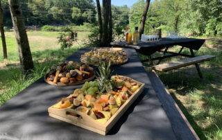 Restauration - Buffet au bord de la rivière